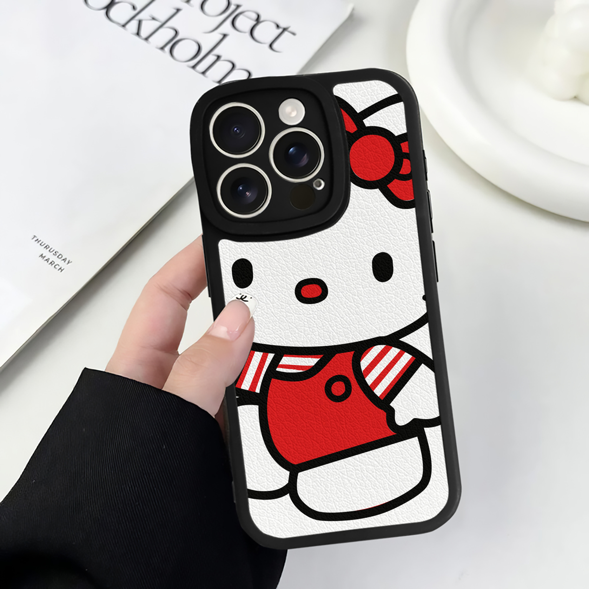 （画像用） Hello Kitty ハローキティ 【iPhone 16シリーズ対応】シリコンスマホケース（レザー調） 材質：シリコン